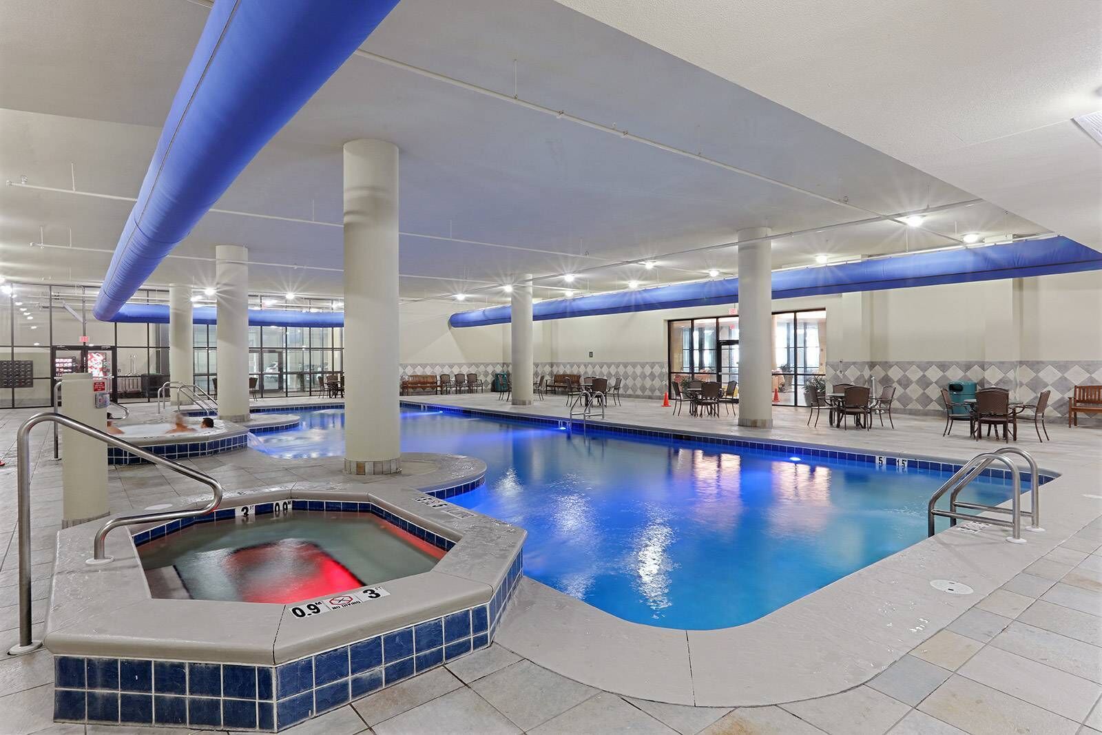 Alberca techada y alberca al aire libre