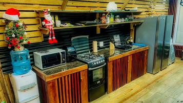 Réfrigérateur, micro-ondes, four, cafetiÚre/bouilloire