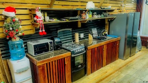 Réfrigérateur, micro-ondes, four, cafetiÚre/bouilloire