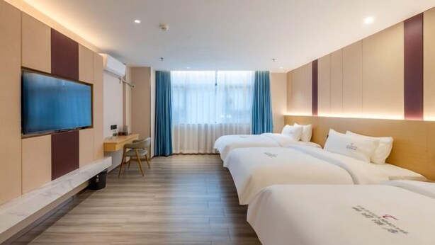 A hotel room with two beds, a TV, a desk, and a window with curtains. - Taoyuan Hotel (Foshan Guanyao Branch) (Foshan)