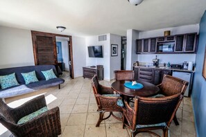 Biệt thự Premium, phòng tắm riêng (Private Villa 602) | Khu phòng khách | Smart TV 55-inch có truyền hình vệ tinh, TV 
