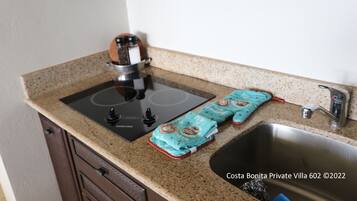 Villa Premium, bagno privato (Private Villa 602) | Cucina privata | Mini-frigorifero, macchina per tè/caffè