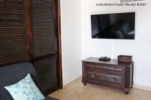 Biệt thự Premium, phòng tắm riêng (Private Villa 602) | Khu phòng khách | Smart TV 55-inch có truyền hình vệ tinh, TV 