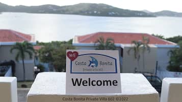 Panneau d’accueil de la villa privée Costa Bonita 602, avec vue sur la mer et les bâtiments en arrière-plan.