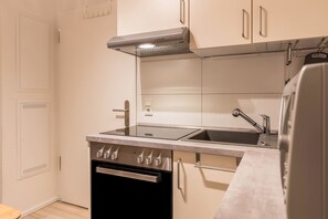 Kjøleskap, mikrobølgeovn, ovn og kokeplater