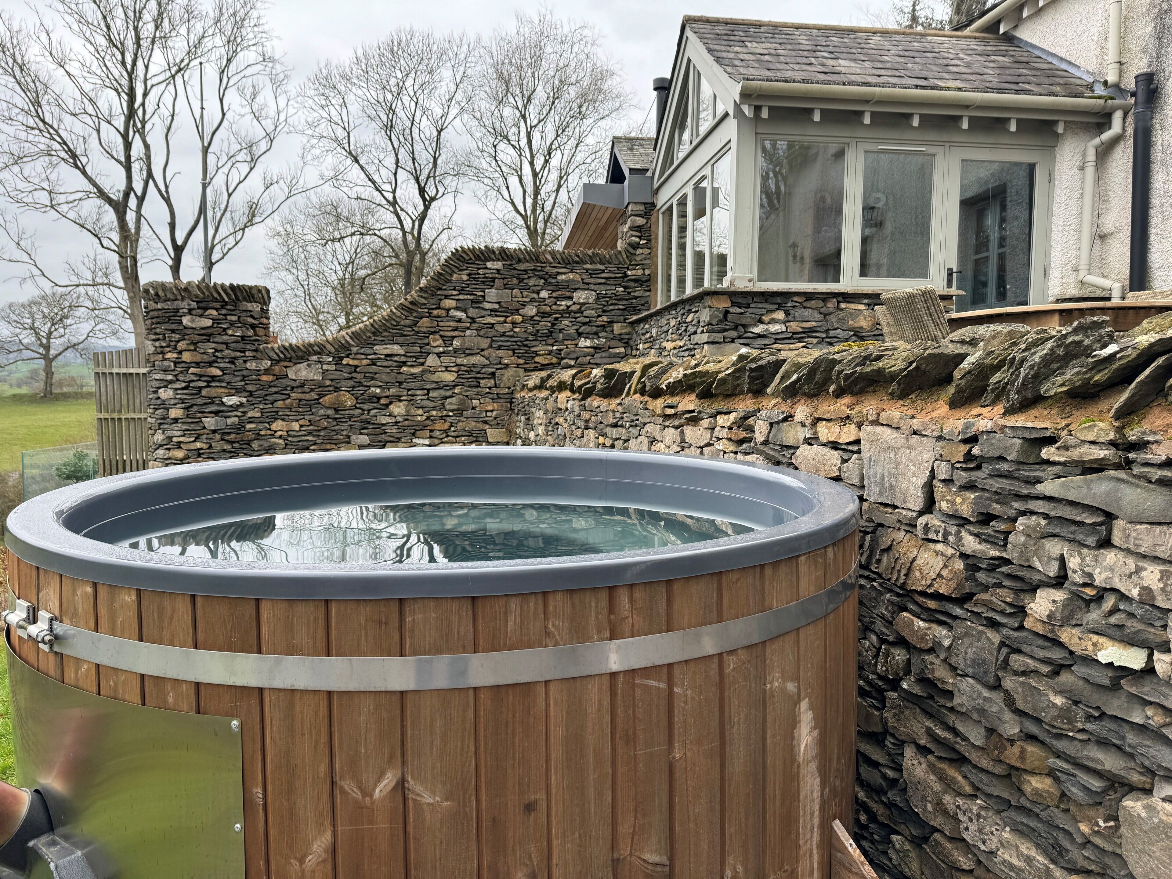 Outdoor spa tub