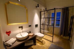 Suihku, hiustenkuivaaja, pyyhkeet