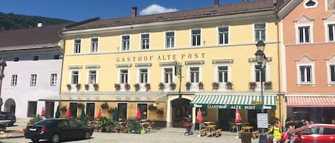 A building with the sign 'GASTHOF ALTE POST' indicating a hotel.