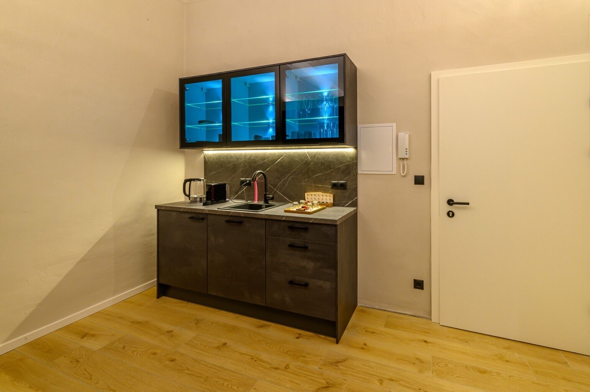 Kühlschrank, Herdplatte, Wasserkocher mit Kaffee-/Teezubehör