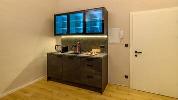 Kühlschrank, Herdplatte, Wasserkocher mit Kaffee-/Teezubehör