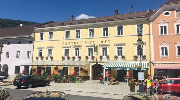 Un edificio con el letrero 'GASTHOF ALTE POST' que indica un hotel.