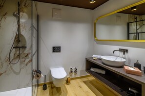 Douche, sèche-cheveux, serviettes fournies