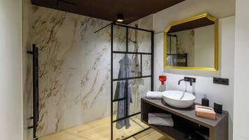 Douche, sĂšche-cheveux, serviettes fournies