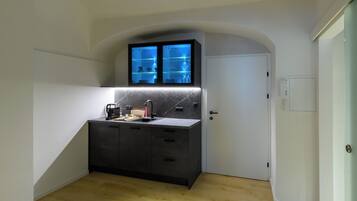 Fridge, oven, stovetop, coffee/tea maker