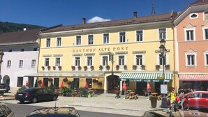 Ein Gebäude mit der Aufschrift 'GASTHOF ALTE POST', das ein Hotel kennzeichnet.