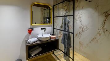 Chuveiro, secador de cabelo, toalhas de banho