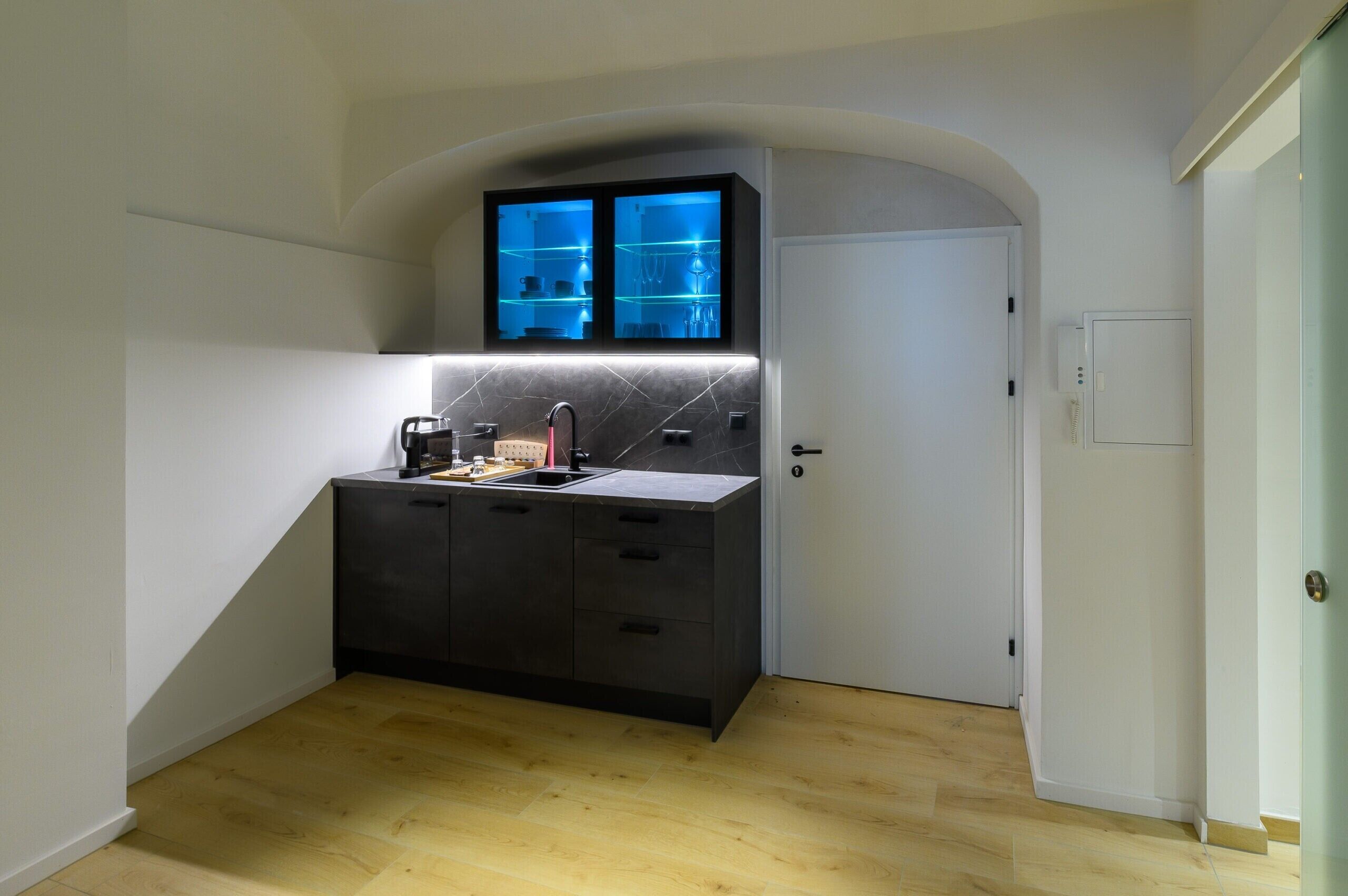 Refrigerador, horno, parrilla de estufa y cafetera y tetera 