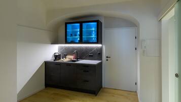 Geladeira, fogão, cooktop, cafeteira/chaleira