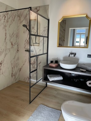 Een douche, een haardroger, handdoeken