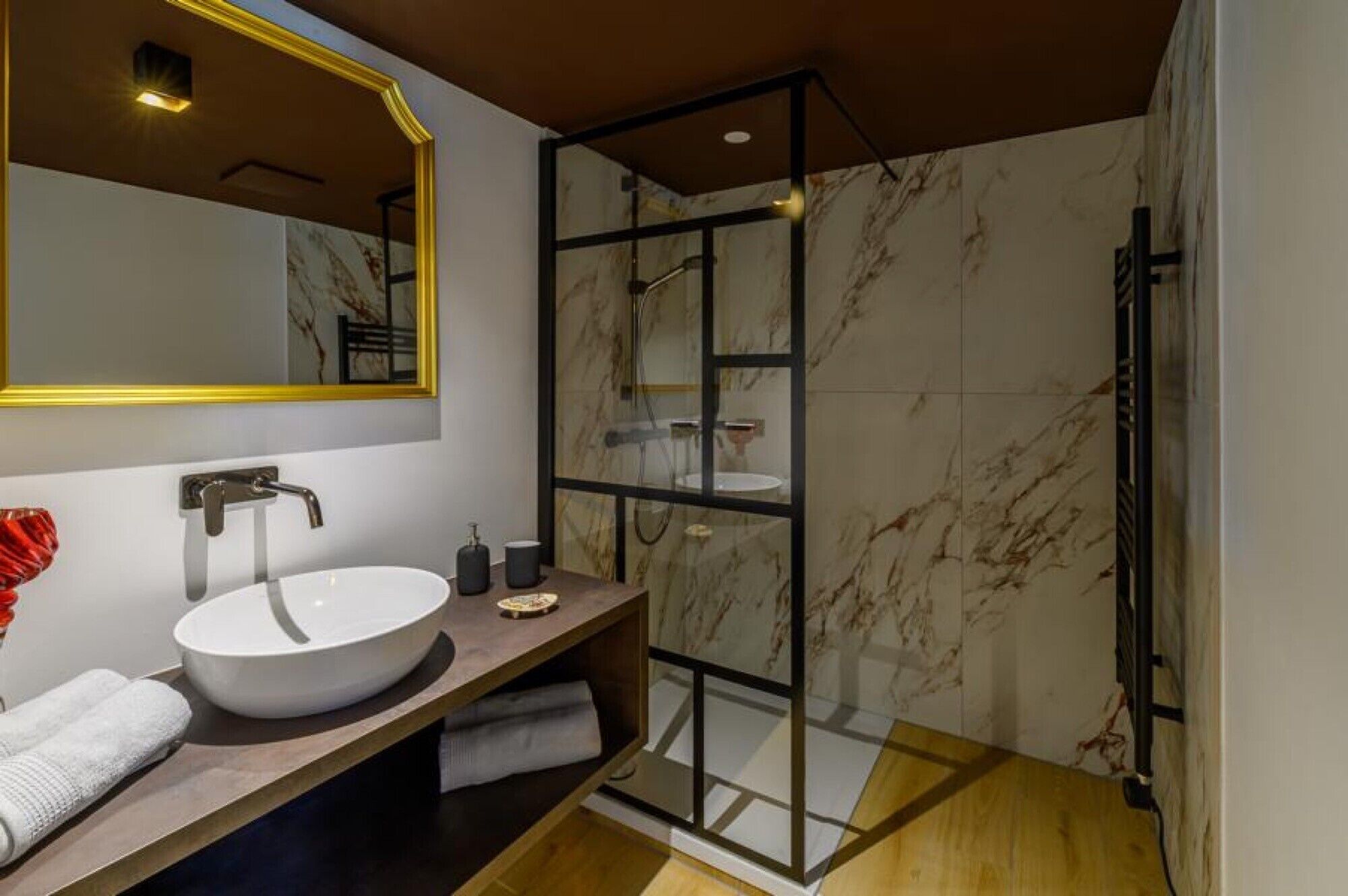 Bruser, hårtørrer, håndklæder