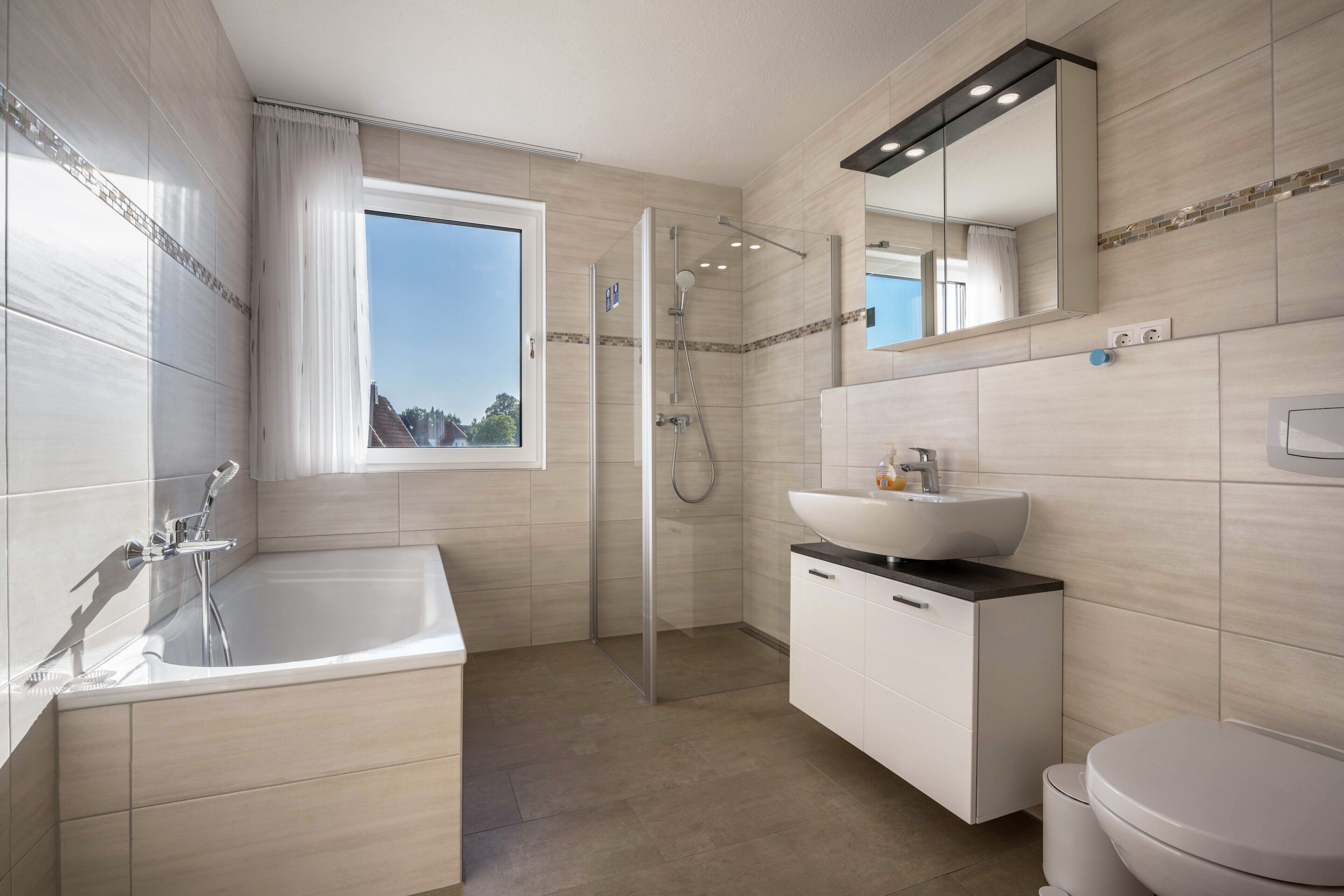 Badewanne, Haartrockner, Handtücher
