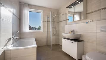 Badewanne, Haartrockner, Handtücher