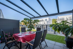 Outdoor dining - Holiday Home "Lübeck Buntekuh" with Garden, Balcony & A/C (Lübeck)