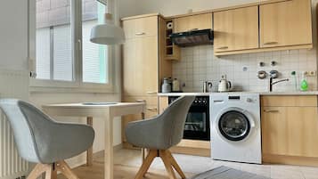 Kühlschrank, Ofen, Herdplatte, Wasserkocher mit Kaffee-/Teezubehör