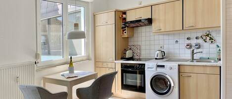 Fridge, oven, stovetop, coffee/tea maker