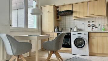 Fridge, oven, stovetop, coffee/tea maker