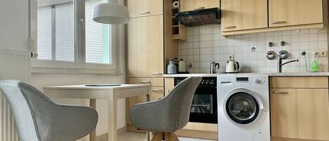 Kjøleskap, ovn, kokeplater og kaffetrakter/tekoker