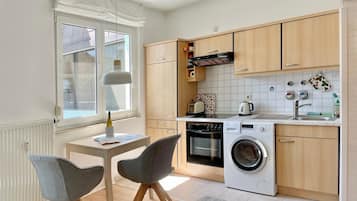 Kühlschrank, Ofen, Herdplatte, Wasserkocher mit Kaffee-/Teezubehör