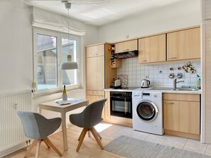 Refrigerador, horno, placa de cocina, cafetera/tetera