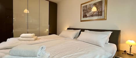 2 bedrooms, iron/ironing board, WiFi