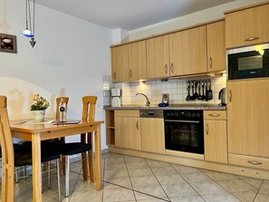 Fridge, microwave, oven, stovetop - Haus Seerose - 2 room apartment close to the beach in the center of Scharbeutz with southwest view (Scharbeutz)