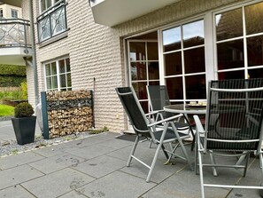 Outdoor dining - Haus Seerose - 2 room apartment close to the beach in the center of Scharbeutz with southwest view (Scharbeutz)