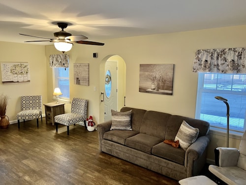 Cozy Chic Farmhouse for Traveling Professionals