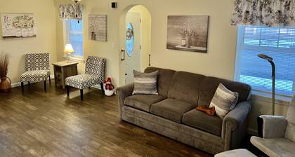 Cozy Chic Farmhouse for Traveling Professionals