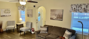 Cozy Chic Farmhouse for Traveling Professionals