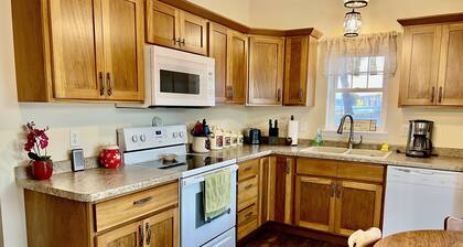 Cozy Chic Farmhouse for Traveling Professionals