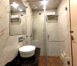 Premium-Zimmer | Badezimmer | Dusche, Hydromassagedusche, Designer-Toilettenartikel, Haartrockner