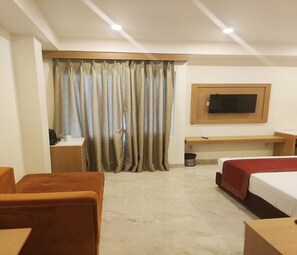 Executive-Doppelzimmer | Wohnbereich | 32-Zoll-LCD-Fernseher mit Kabelempfang, Fernseher