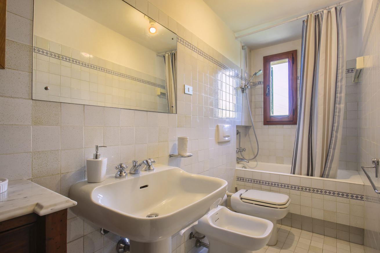 Dusche, kostenlose Toilettenartikel, Haartrockner, Bidet