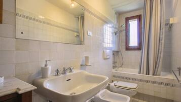 Dusche, kostenlose Toilettenartikel, Haartrockner, Bidet