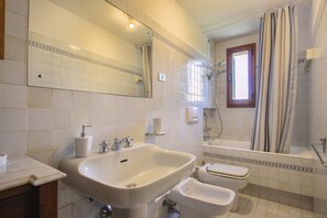 Dusj, hårføner, bidé og håndklær