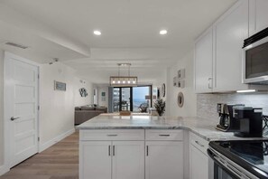 Frigorífico, microondas, horno y placa de cocina