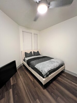 1 bedroom, WiFi, bed sheets - Cozy 2- bedroom with Smart TV’s, AC, WiFi, huge pool in amazing Area of Addison (Addison)