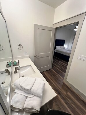 Séchoir à cheveux, serviettes fournies, savon, papier de toilette