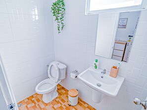 Tina con regadera, secadora de cabello, bidet, toallas 