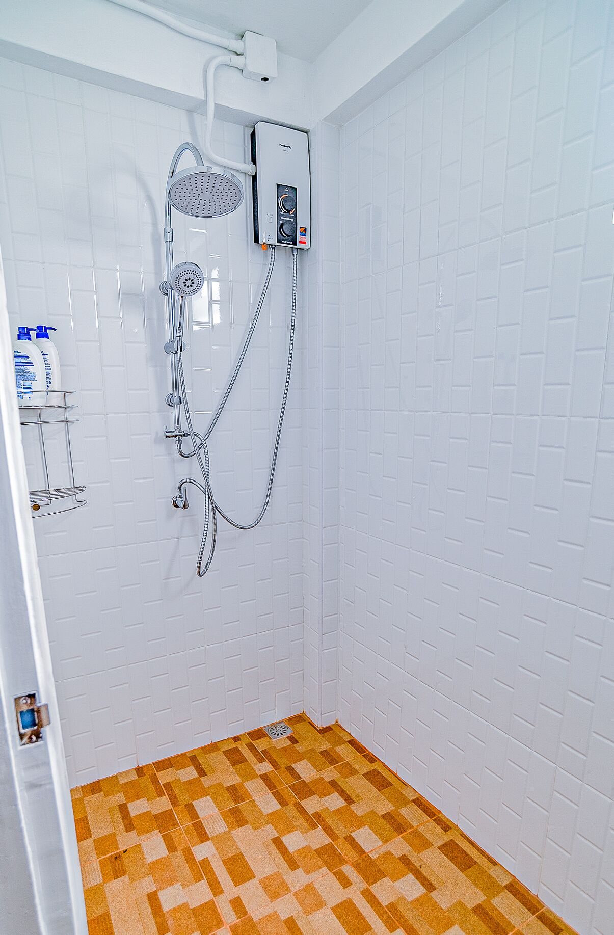 Combined shower/bathtub, hair dryer, bidet, towels